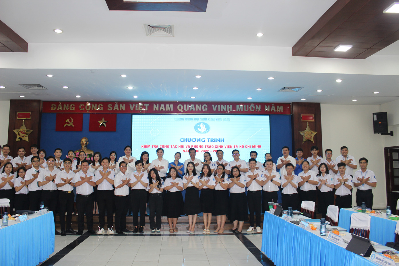 Các đại biểu cùng chụp hình lưu niệm.