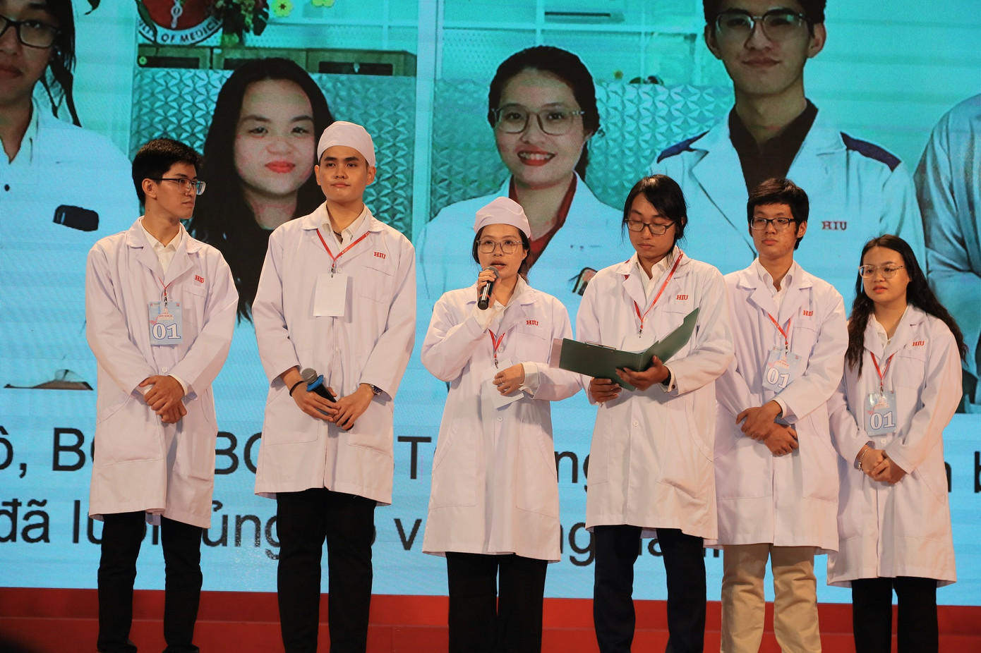 Các đội thi thể hiện phần thi của mình.