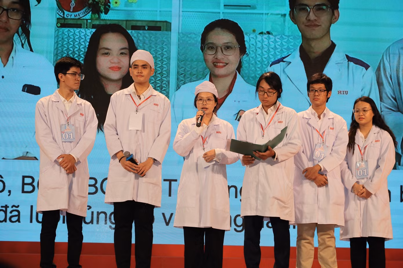 Các đội thi thể hiện phần thi của mình.