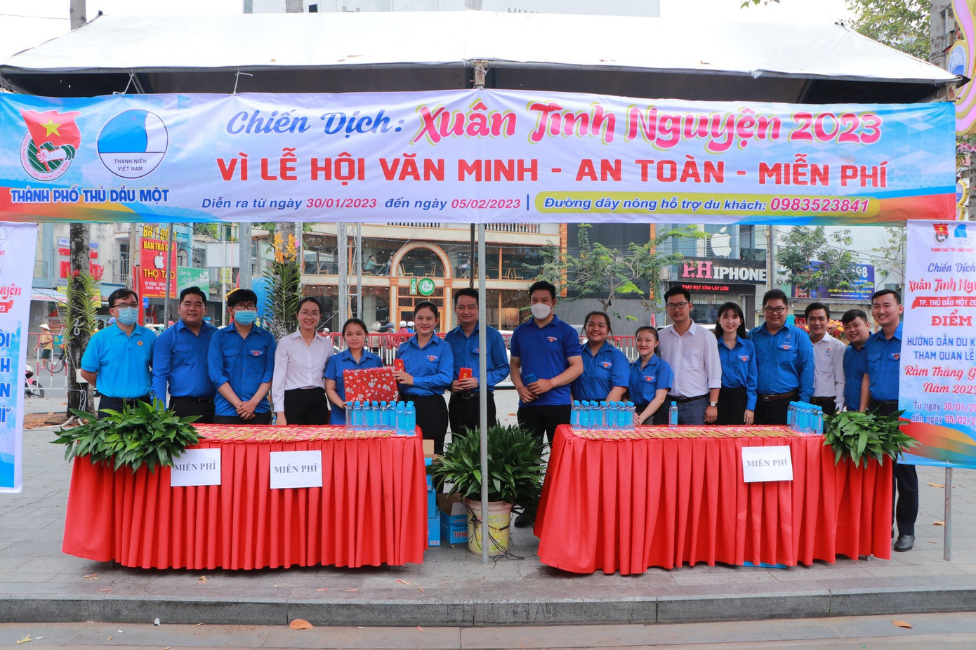 Đoàn thăm và tặng quà đội hình Thanh niên tình nguyện tỉnh Bình Dương hỗ trợ các lễ hội tỉnh Bình Dương đầu năm. Đoàn thăm và tặng quà đội hình Thanh niên tình nguyện tỉnh Bình Dương hỗ trợ các lễ hội tỉnh Bình Dương đầu năm.