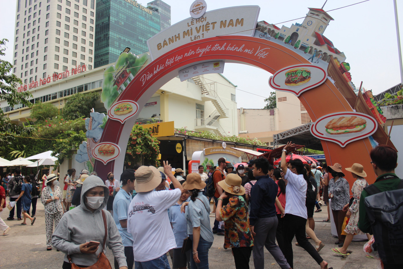 Cuối tuần, rất đông thực khách tìm đến Lễ hội bánh mì Việt Nam lần 1, được tổ chức tại TP. HCM.