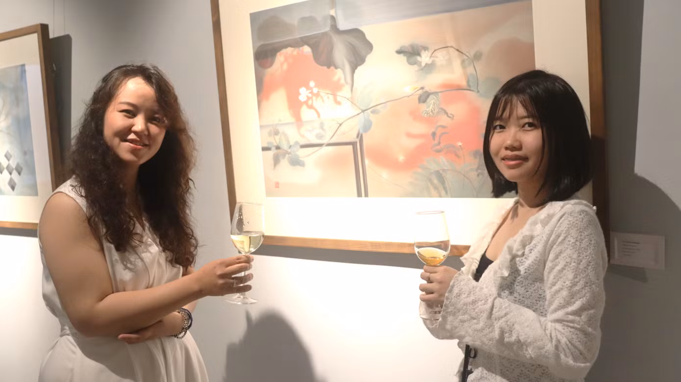 Họa sĩ Hiếu Hạnh (trái) và Minh Như.