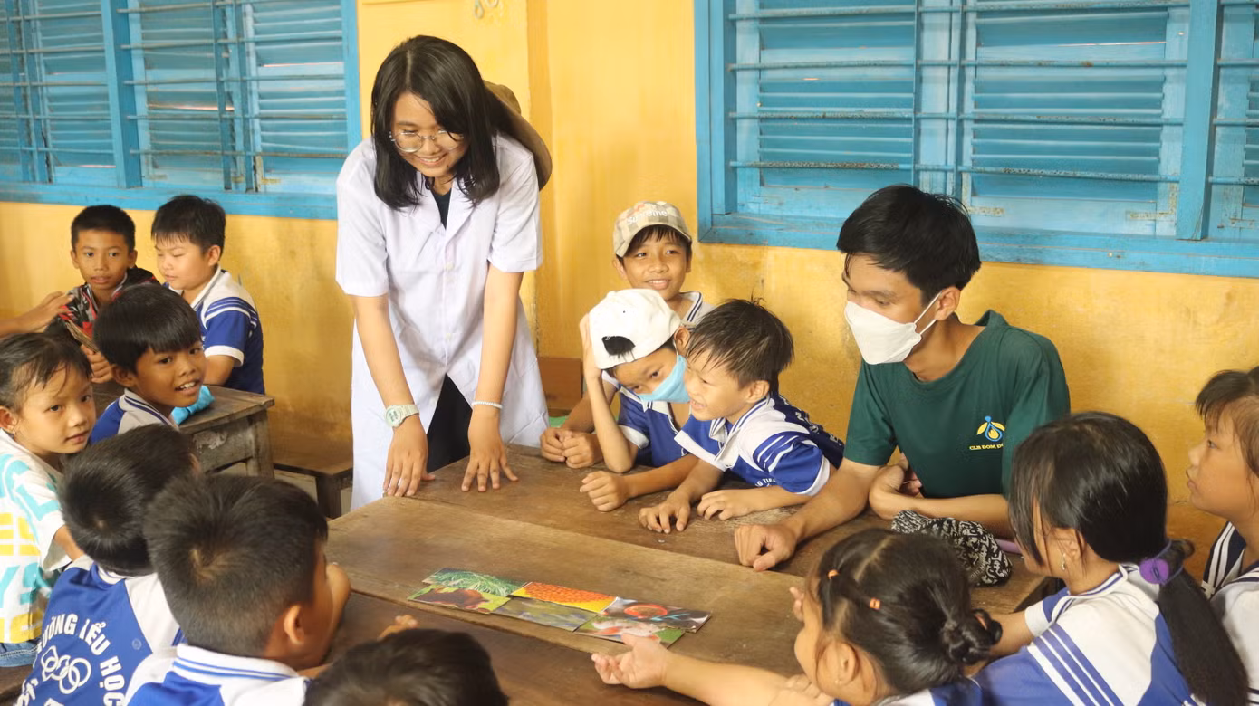Các bạn sinh viên CLB Tình nguyện Đom Đóm Đêm hóa thân thành các ngành nghề để giới thiệu cho các em nhỏ trong buổi workshop.