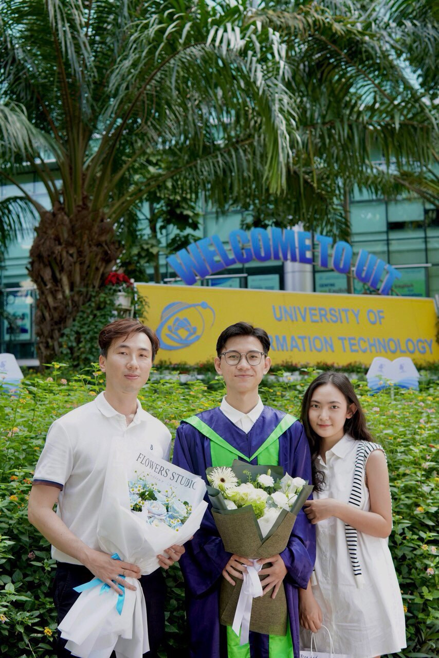 Đức Lương cùng thầy Phan Thế Duy - Phó Trưởng phòng Thí nghiệm An toàn thông tin InSecLab, trường ĐH Công nghệ thông tin (bìa trái) và người bạn “đồng hành” của mình. Đức Lương cùng thầy Phan Thế Duy - Phó Trưởng phòng Thí nghiệm An toàn thông tin InSecLab, trường ĐH Công nghệ thông tin (bìa trái) và người bạn “đồng hành” của mình.