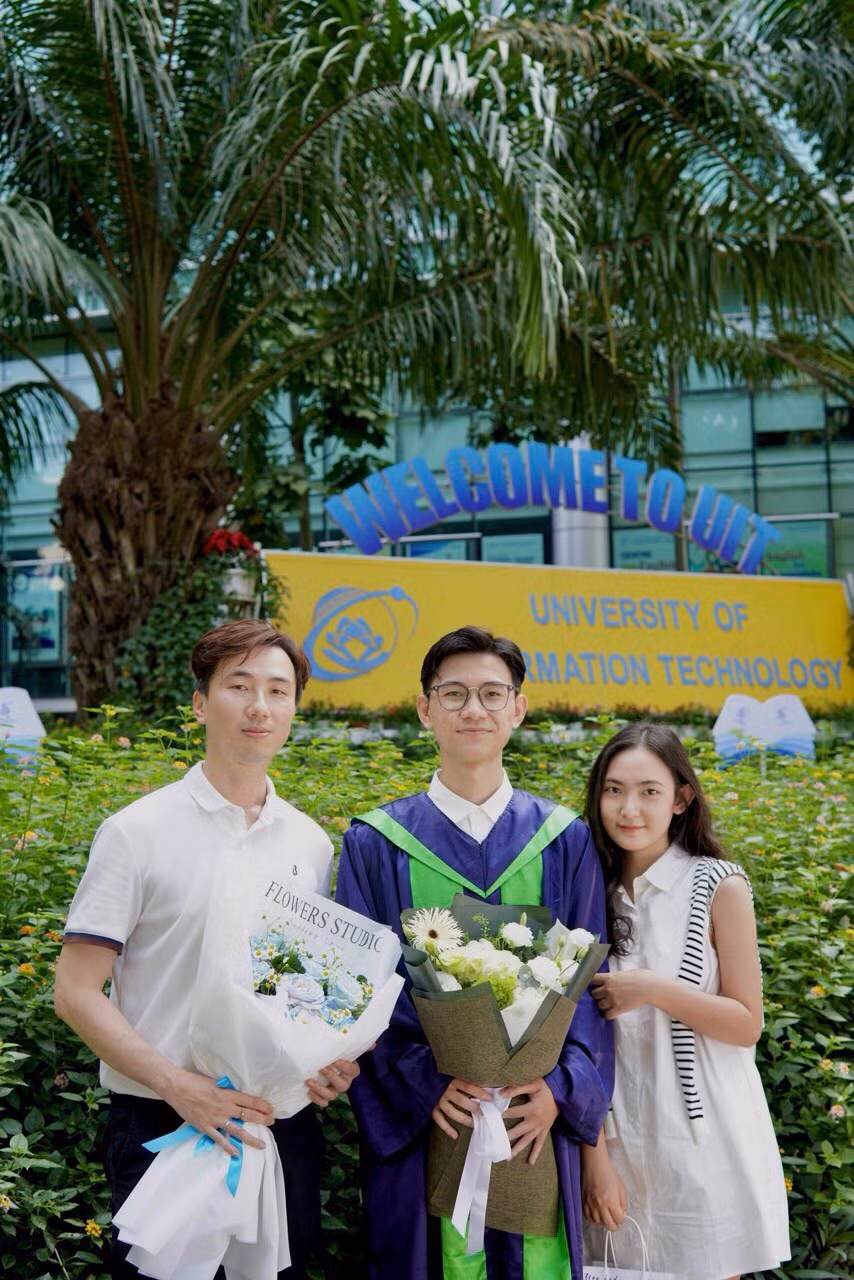 Đức Lương cùng thầy Phan Thế Duy - Phó Trưởng phòng Thí nghiệm An toàn thông tin InSecLab, trường ĐH Công nghệ thông tin (bìa trái) và người bạn “đồng hành” của mình.