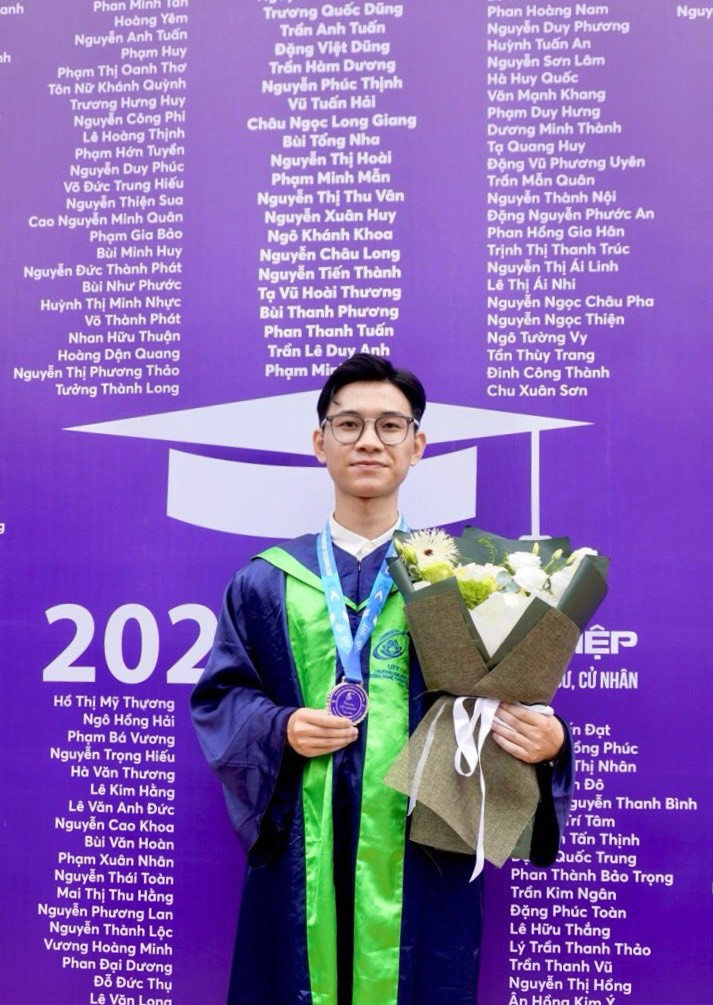 Trần Đức Lương tại buổi lễ tốt nghiệp vừa qua. Tân thủ khoa toàn diện ngành An toàn thông tin, với tổng số điểm GPA là 9.15/10. Trần Đức Lương tại buổi lễ tốt nghiệp vừa qua. Tân thủ khoa toàn diện ngành An toàn thông tin, với tổng số điểm GPA là 9.15/10.