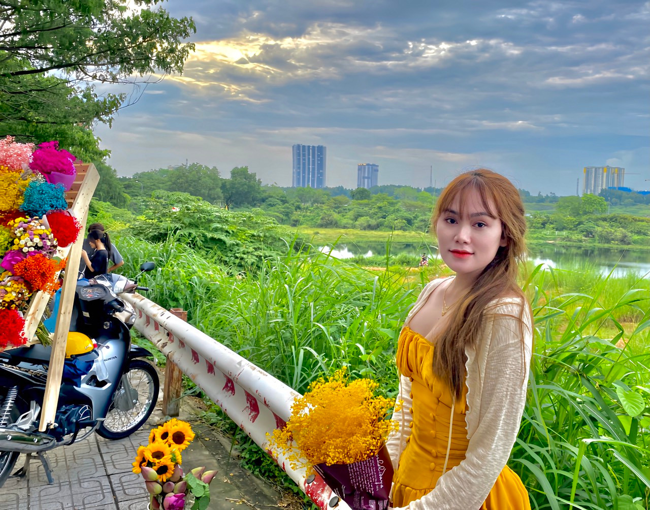 Biết về trend xe hoa mùa Thu Hà Nội qua mạng xã hội Facebook nhưng đến tận sáng nay, chị Linh Ktla (23 tuổi, sống tại TP. Thủ Đức, TP. HCM) mới tranh thủ được thời gian rảnh để ghé qua chụp hình. Biết về trend xe hoa mùa Thu Hà Nội qua mạng xã hội Facebook nhưng đến tận sáng nay, chị Linh Ktla (23 tuổi, sống tại TP. Thủ Đức, TP. HCM) mới tranh thủ được thời gian rảnh để ghé qua chụp hình.