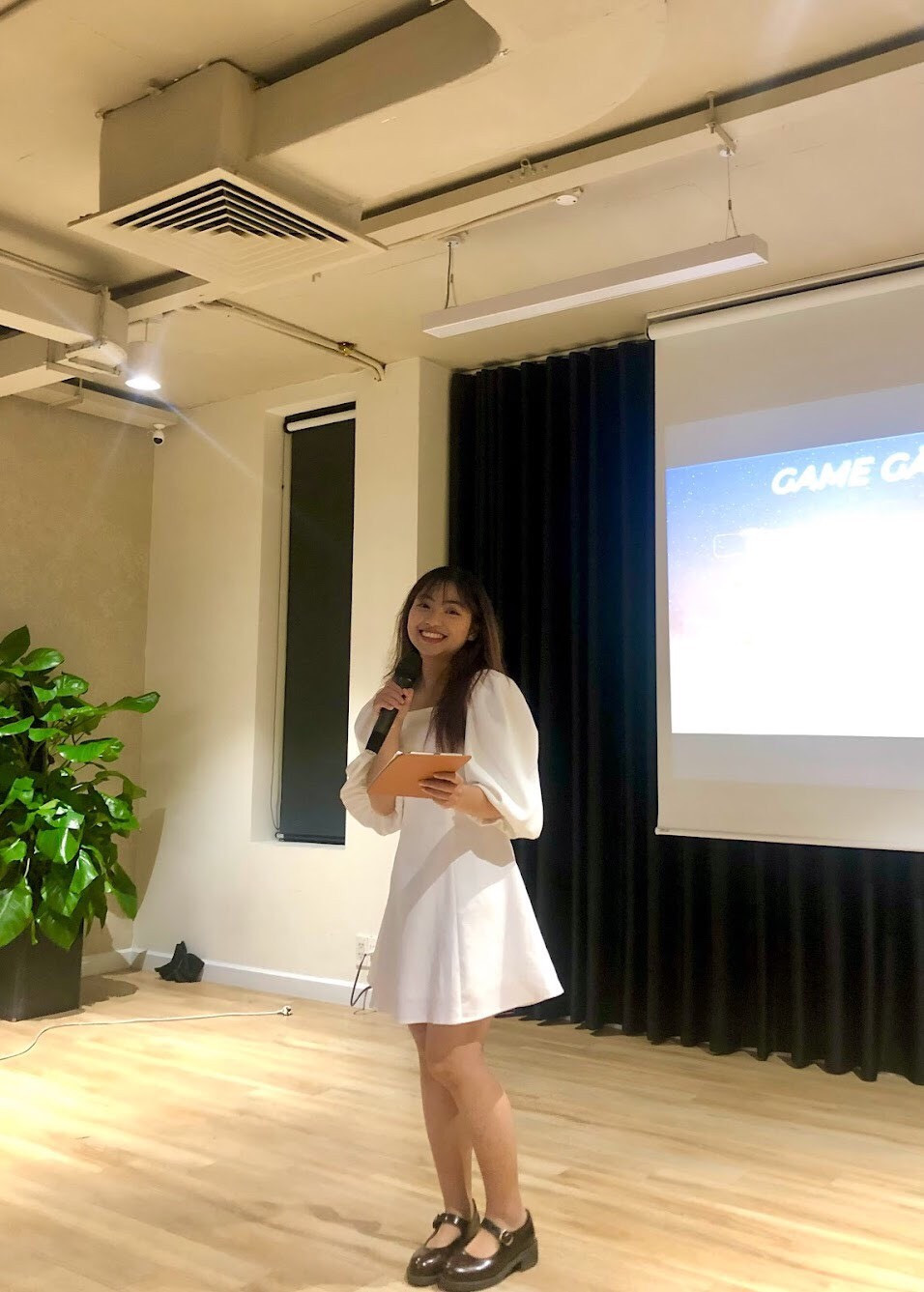 Mai Linh còn thử sức mình ở lĩnh vực MC. (Ảnh: NVCC) Mai Linh còn thử sức mình ở lĩnh vực MC. (Ảnh: NVCC)