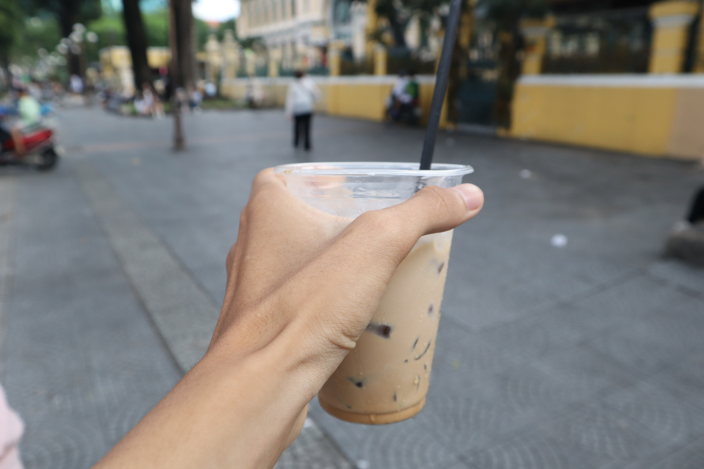 Vừa nhâm nhi ly cà phê vừa nhìn đường phố là thú vui của nhiều bạn trẻ vào cuối tuần.