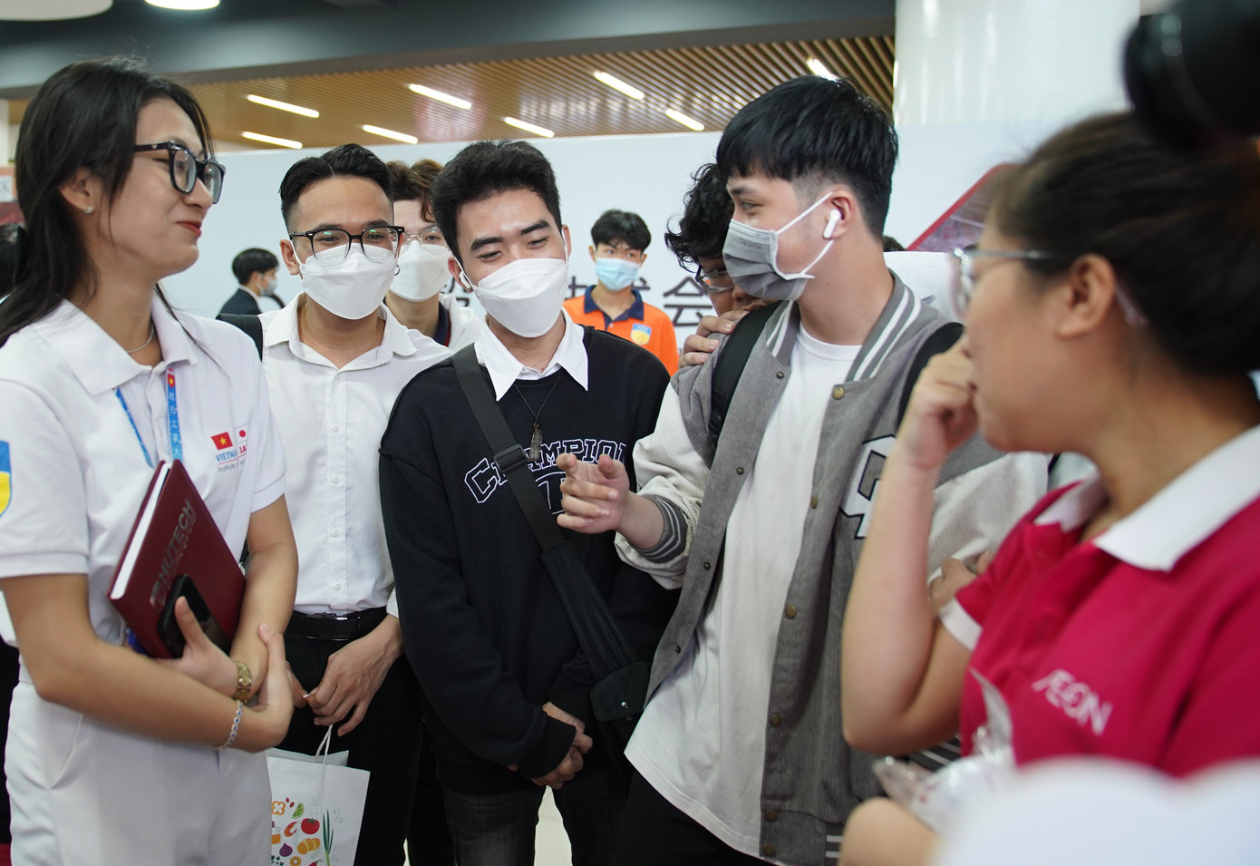 Việc các trường không tăng học phí sẽ giúp nhiều sinh viên giảm được áp lực "gắng nặng".