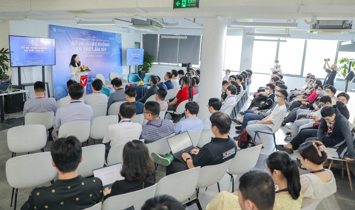 Các bạn sinh viên tham dự buổi tọa đàm.