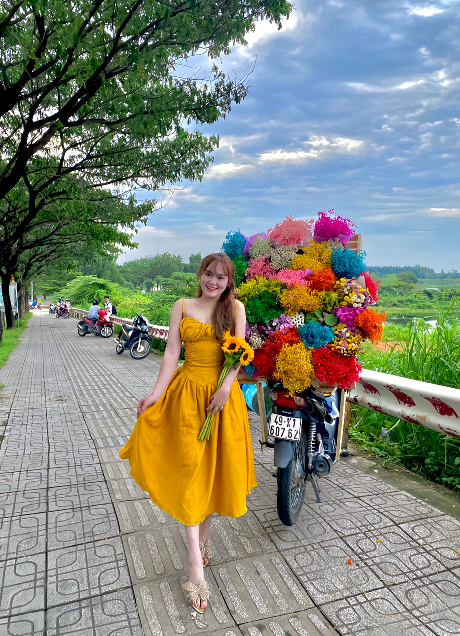 Chị Linh Ktla muốn để lưu giữ những khoảnh khắc đẹp của mùa Thu Sài Gòn. Chị Linh Ktla muốn để lưu giữ những khoảnh khắc đẹp của mùa Thu Sài Gòn.