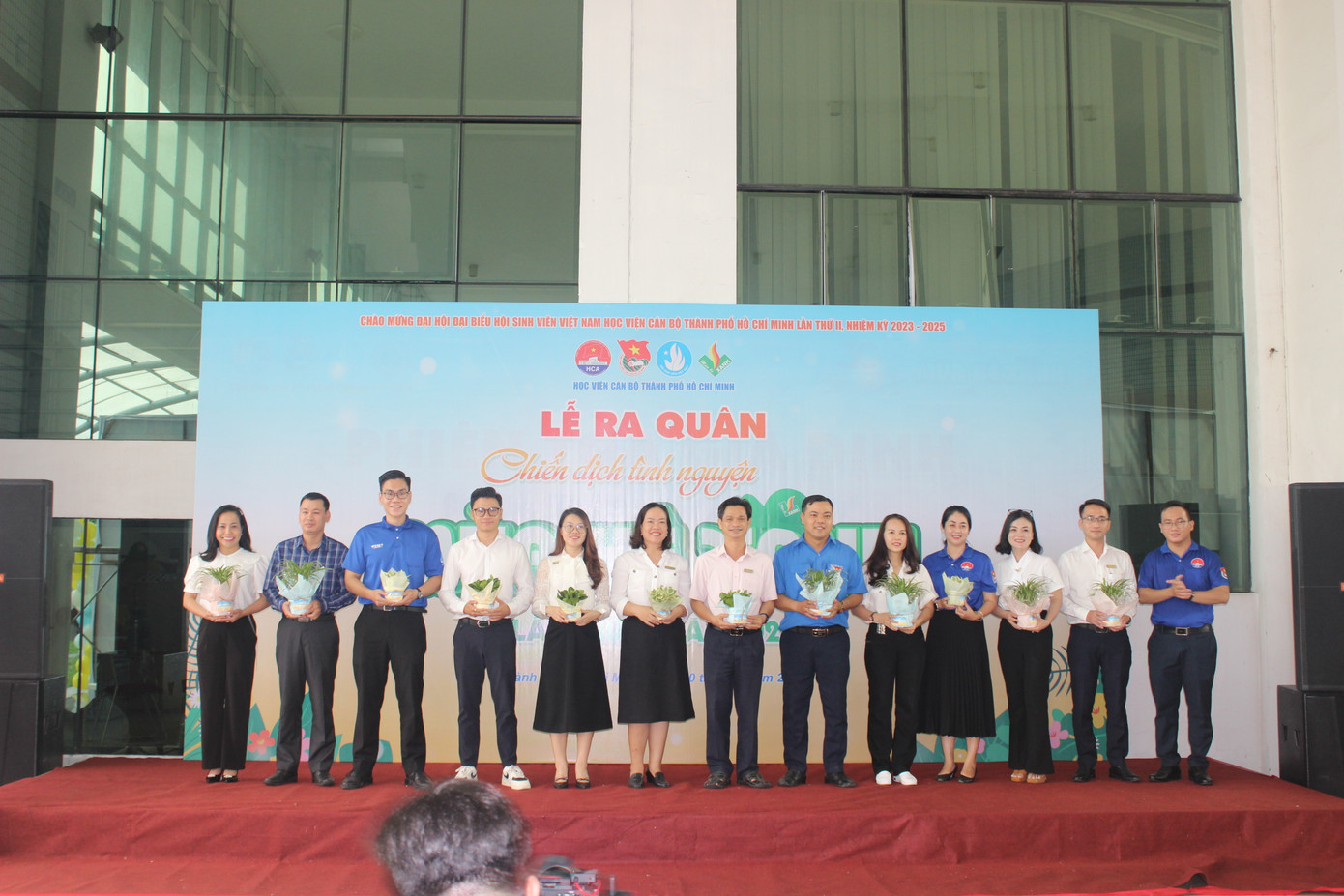 Ban Tổ chức tặng quà cho các đơn vị đồng hành cùng chiến dịch "Mùa Hè Xanh" của Học viện Cán bộ TP. HCM. Ban Tổ chức tặng quà cho các đơn vị đồng hành cùng chiến dịch "Mùa Hè Xanh" của Học viện Cán bộ TP. HCM.