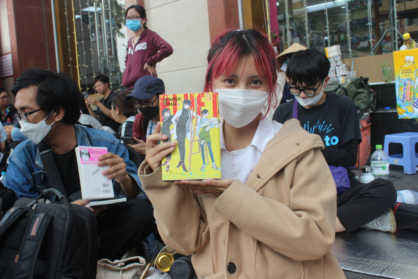 Lệ và nhóm bạn của mình đã xếp hàng từ sáng ngày 24/2 để đợi tác giả ký tặng.