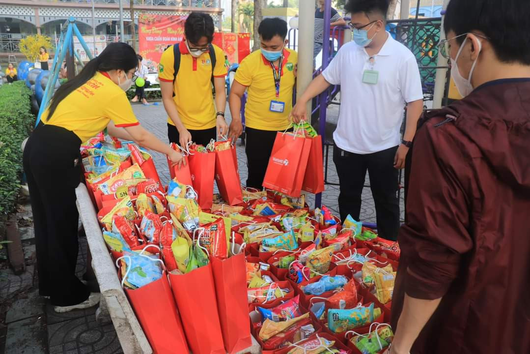 Những phần quà Tết được trao đến tận tay các em thiếu nhi đang điều trị tại Bệnh viện Nhi Đồng 2. (Ảnh: TLTĐ)