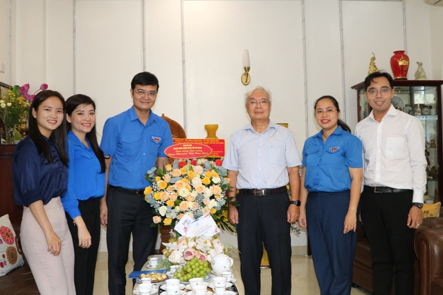 Anh Bùi Quang Huy - Bí thư thứ nhất T.Ư Đoàn cùng đoàn công tác đã chúc mừng PGS. TS Phan Thanh Bình nhân Ngày Nhà giáo Việt Nam. (Ảnh: Lê Thanh)