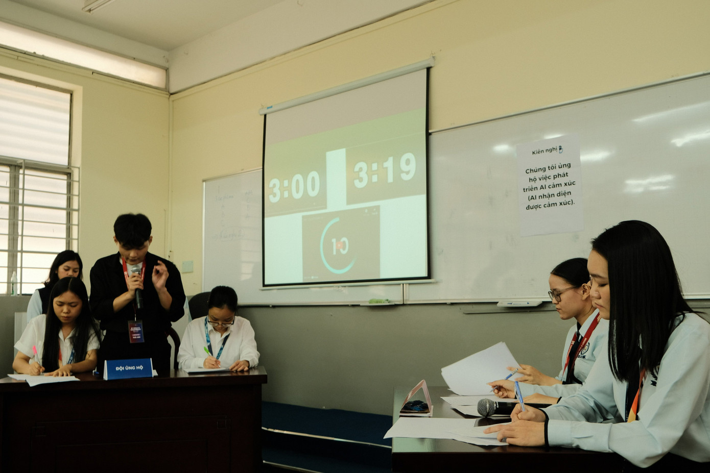 Hai đội đối đầu lần lượt đưa ra quan điểm bảo vệ lập luận cho ý kiến nhóm mình về chủ đề AI. (Ảnh: BTC)