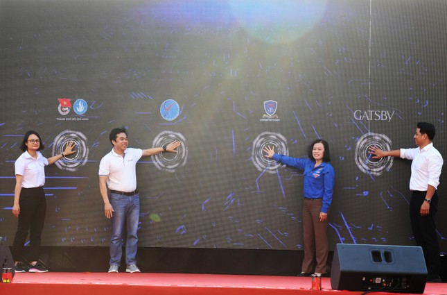 Ban Tổ chức cùng khởi động Ngày hội. (Ảnh: Ngô Tùng) Ban Tổ chức cùng khởi động Ngày hội. (Ảnh: Ngô Tùng)