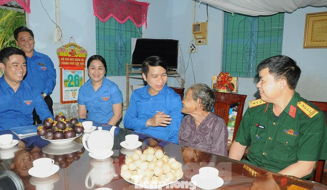 Bí thư Thường trực T.Ư Đoàn, Chủ tịch T.Ư Hội Liên hiệp Thanh niên Việt Nam Nguyễn Ngọc Lương hỏi thăm sức khỏe Mẹ Việt Nam Anh hùng Nguyễn Thị Út Chót. (Ảnh: Cảnh Kỳ)