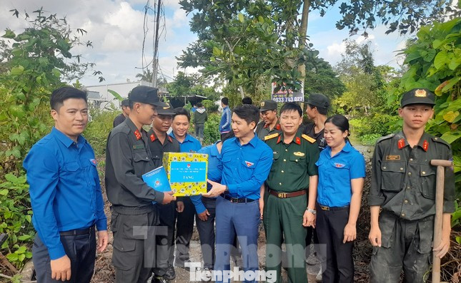 Bí thư Thường trực T.Ư Đoàn, Chủ tịch T.Ư Hội Liên hiệp Thanh niên Việt Nam Nguyễn Ngọc Lương và đoàn công tác tặng quà đội hình thanh niên, tình nguyện TP. Cần Thơ. (Ảnh: Cảnh Kỳ)