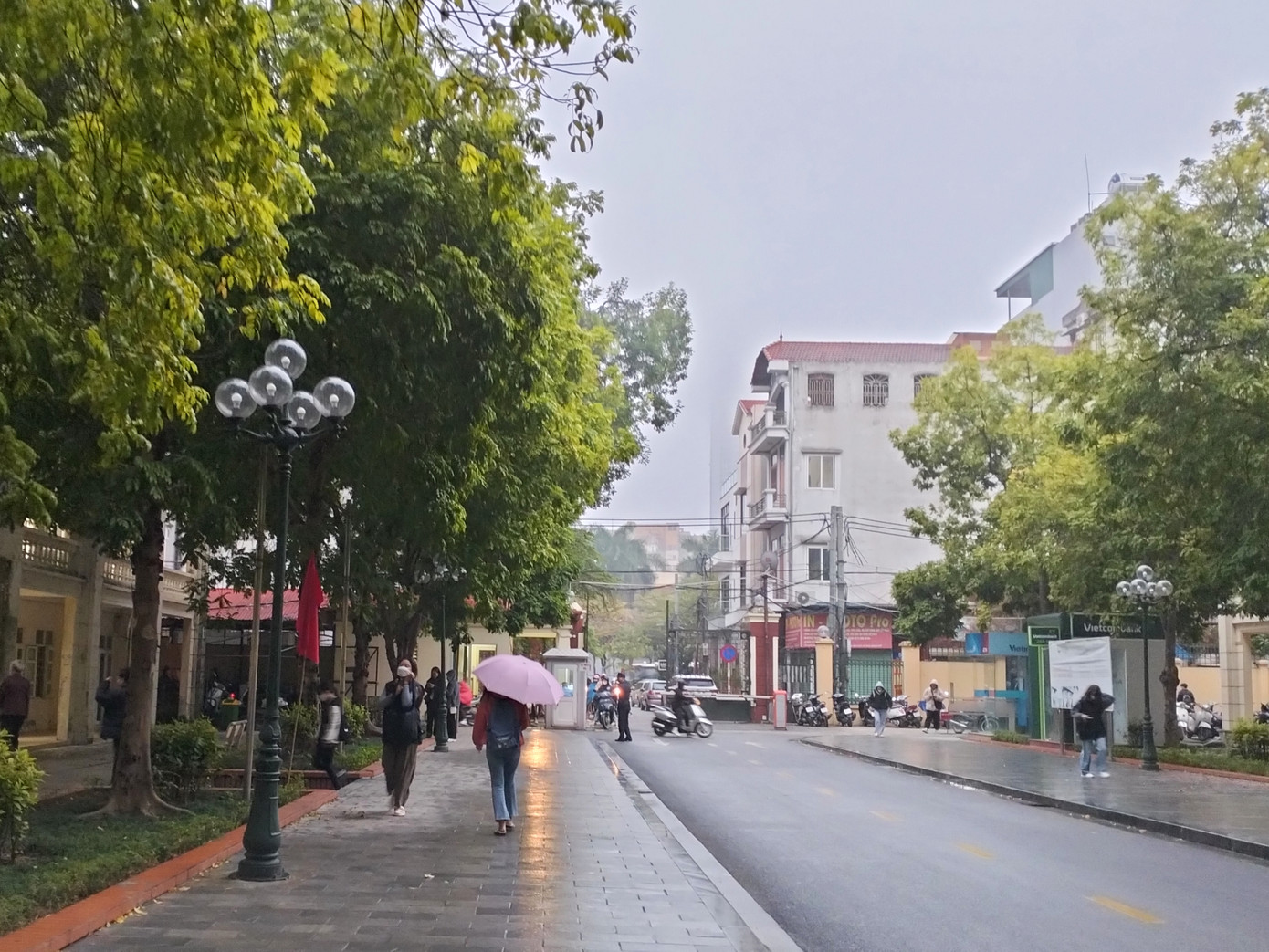 Thời tiết lạnh và mưa phùn cũng ảnh hưởng đến tâm lý trở lại trường của sinh viên.