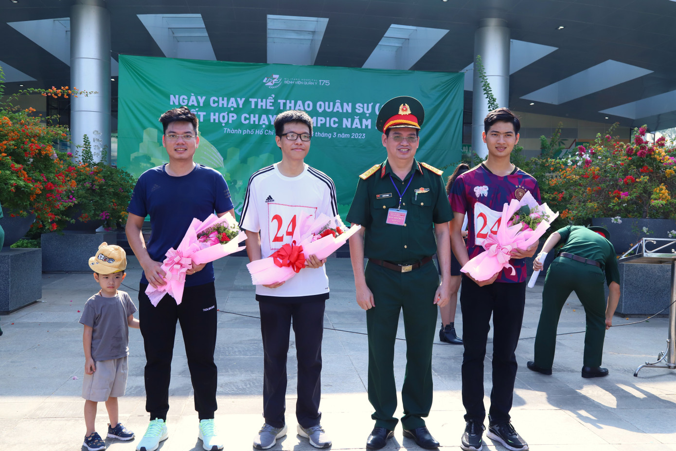 Thượng tá Bùi Đức Thành - Phó Giám đốc Bệnh viện Quân y 175 trao giải Nhất, Nhì, Ba cho các vận động viên nam. Thượng tá Bùi Đức Thành - Phó Giám đốc Bệnh viện Quân y 175 trao giải Nhất, Nhì, Ba cho các vận động viên nam.