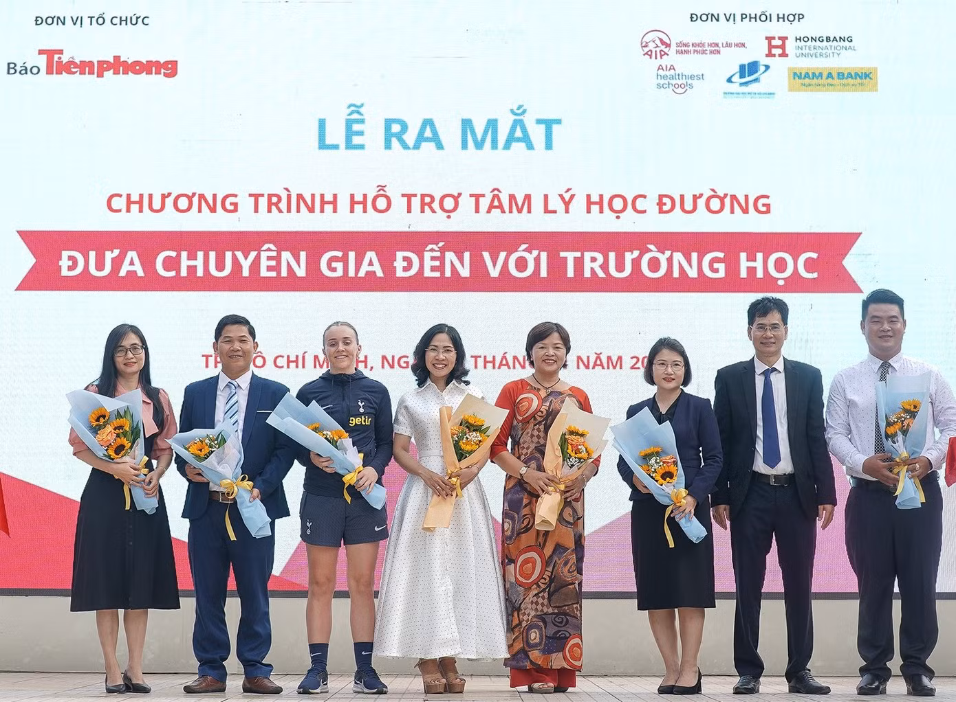 Nhà báo Lý Thành Tâm - Trưởng Cơ quan đại diện báo Tiền Phong (thứ hai bên phải) tặng hoa cho các chuyên gia tâm lý tại chương trình. (Ảnh: Phạm Nguyễn)