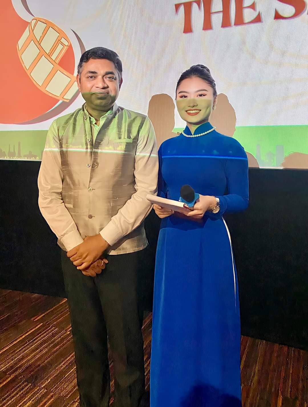 Tổng lãnh sự quán Ấn Độ, ngài Madam Mohan Sethi (trái) và MC Thúy Vy. Tổng lãnh sự quán Ấn Độ, ngài Madam Mohan Sethi (trái) và MC Thúy Vy.