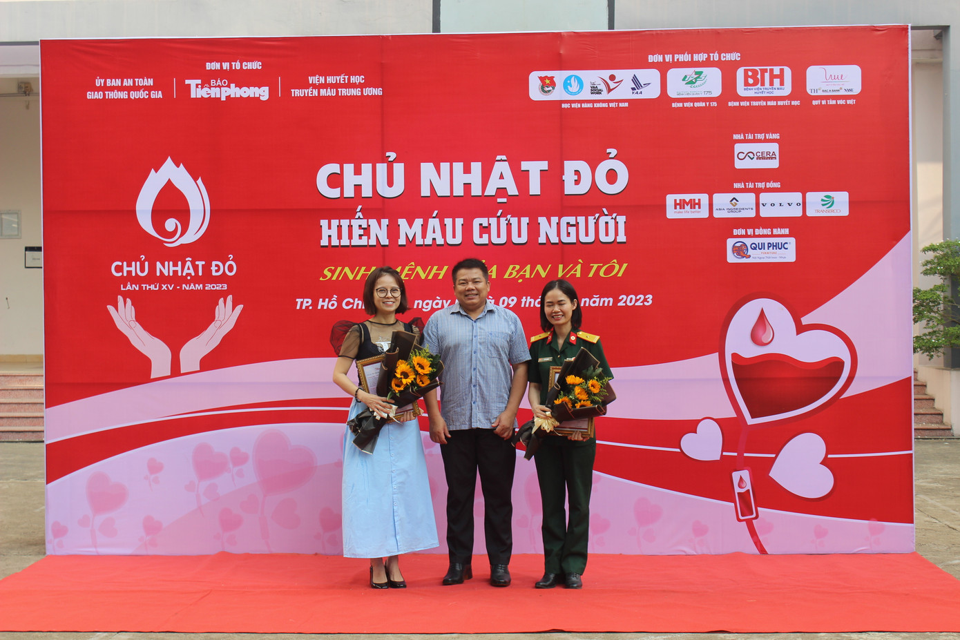 Đại diện nhà trường trao hoa cảm ơn đối với báo Tiền Phong và Bệnh viện Quân y 175.