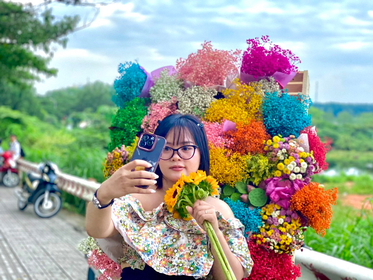 Xiêu lòng trước vẻ đẹp của xe hoa 'chở đầy' Thu Hà Nội, chị Phạm Ngọc (30 tuổi) cùng bạn bè đến 'check-in' cùng tại khu vực Làng Đại học Thủ Đức. “Nơi đây có hồ nước, cây xanh, những trảng cỏ thoáng mát làm mình có cảm giác như đang ở một nơi phong cảnh hữu tình", chị Ngọc nói. Xiêu lòng trước vẻ đẹp của xe hoa 'chở đầy' Thu Hà Nội, chị Phạm Ngọc (30 tuổi) cùng bạn bè đến 'check-in' cùng tại khu vực Làng Đại học Thủ Đức. “Nơi đây có hồ nước, cây xanh, những trảng cỏ thoáng mát làm mình có cảm giác như đang ở một nơi phong cảnh hữu tình", chị Ngọc nói.