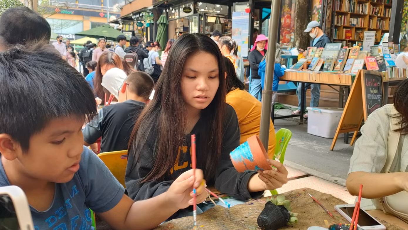 “Điều đặc biệt là người vẽ đều cảm thấy rất vui khi bỏ ra chi phí thấp mà còn góp phần gây quỹ cho dự án thiện nguyện”, Thu Hà chia sẻ