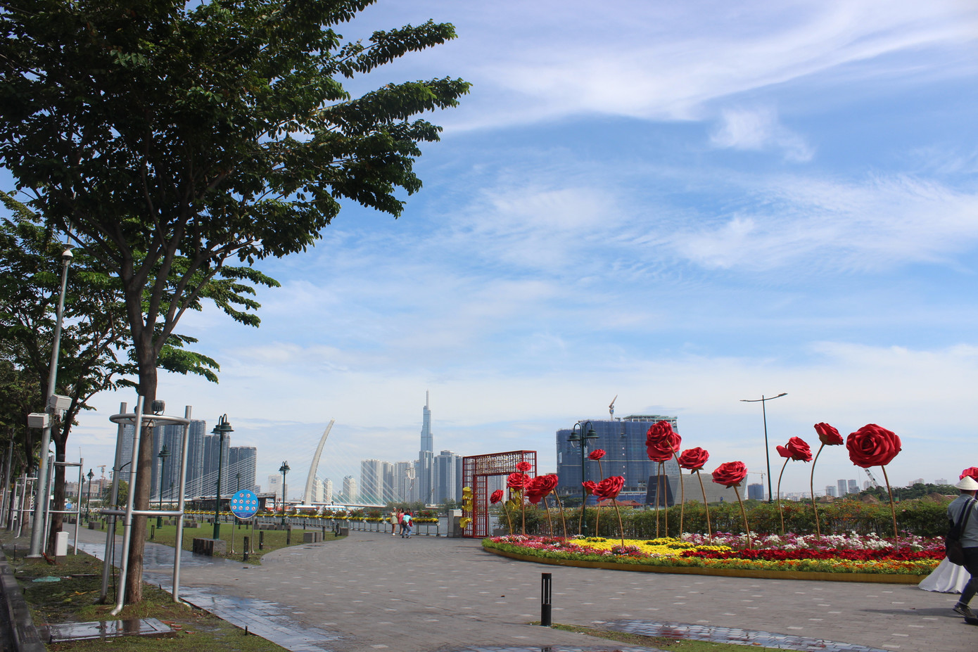 Công viên bến sông Bạch Đằng cũng được trang trí ấn tượng với những tiểu cảnh thu hút các bạn trẻ đến chụp hình.