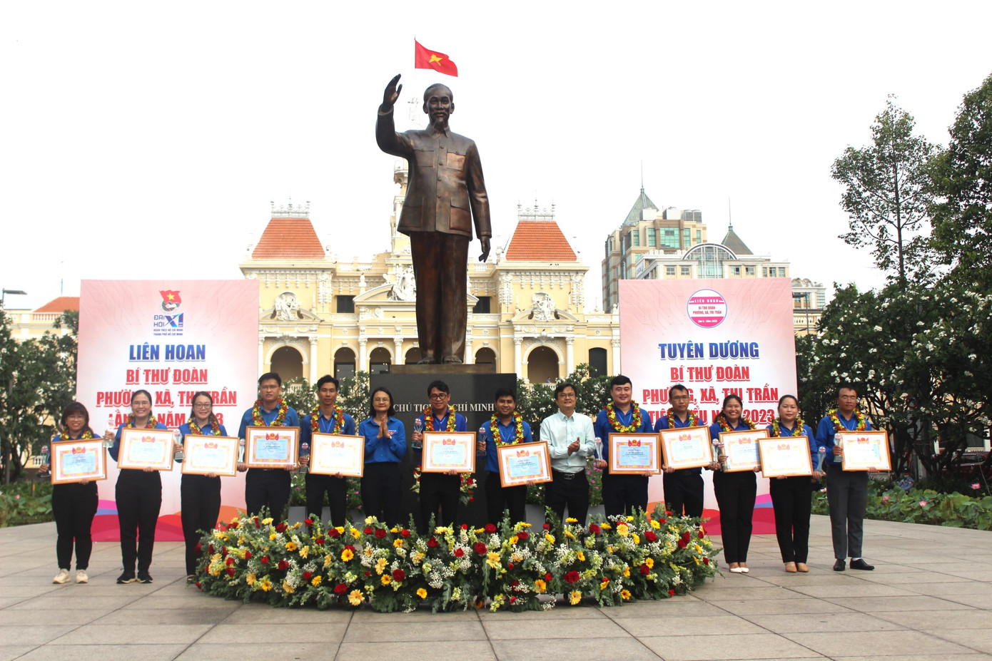 Chị Trần Thu Hà - Phó Bí thư Thành Đoàn TPHCM, Chủ tịch Hội Sinh viên Việt Nam TP. HCM (thứ 6 bên trái) trao bằng khen cho các Bí thư Đoàn phường, xã, thị trấn tiêu biểu.