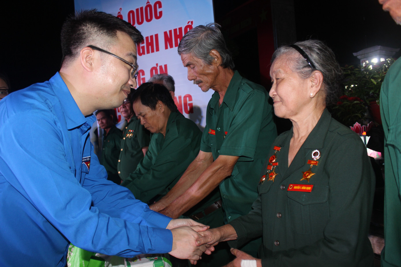 Anh Nguyễn Tường Lâm - Bí thư T.Ư Đoàn tặng quà các cựu bộ đội tỉnh Tây Ninh.