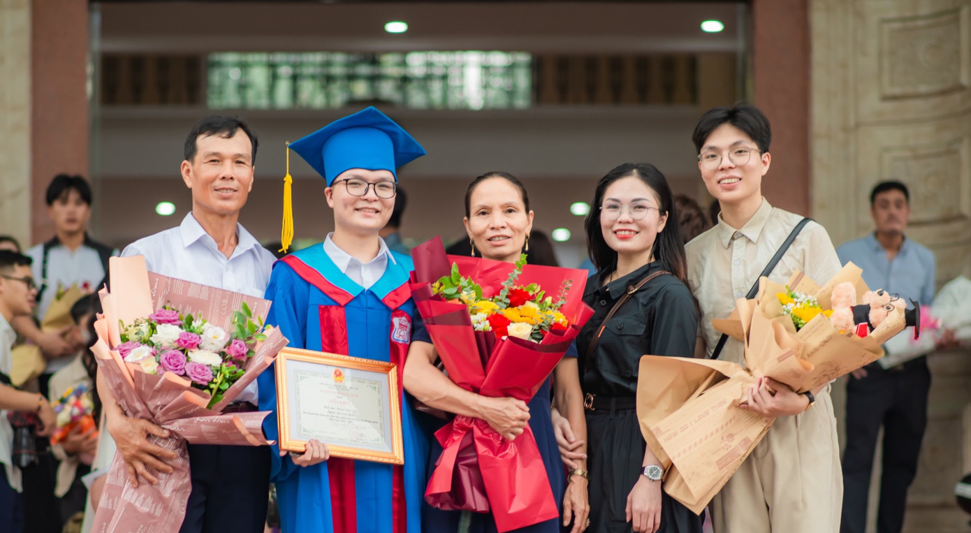 Văn Tốt luôn noi theo tấm gương sáng của bố mẹ. (Ảnh: NVCC) Văn Tốt luôn noi theo tấm gương sáng của bố mẹ. (Ảnh: NVCC)