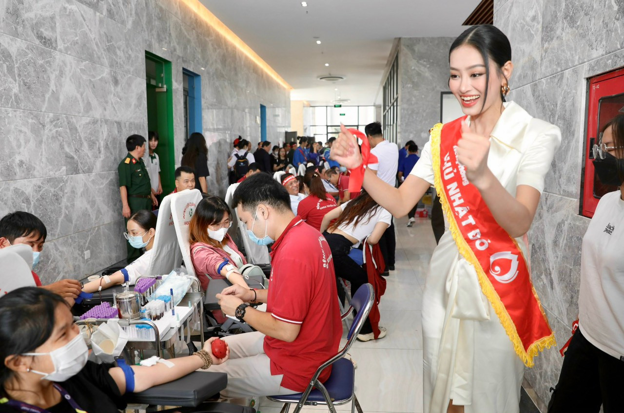 Á hậu 1 'Miss Grand Việt Nam 2023' Bùi Khánh Linh thăm hỏi, động viên các bạn sinh viên tham gia hiến máu. (Ảnh: Duy Anh) Á hậu 1 'Miss Grand Việt Nam 2023' Bùi Khánh Linh thăm hỏi, động viên các bạn sinh viên tham gia hiến máu. (Ảnh: Duy Anh)