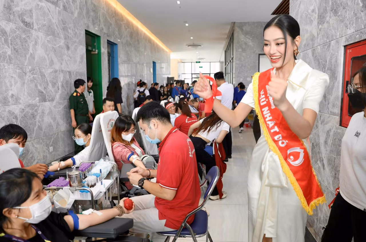 Á hậu 1 'Miss Grand Việt Nam 2023' Bùi Khánh Linh thăm hỏi, động viên các bạn sinh viên tham gia hiến máu. (Ảnh: Duy Anh)