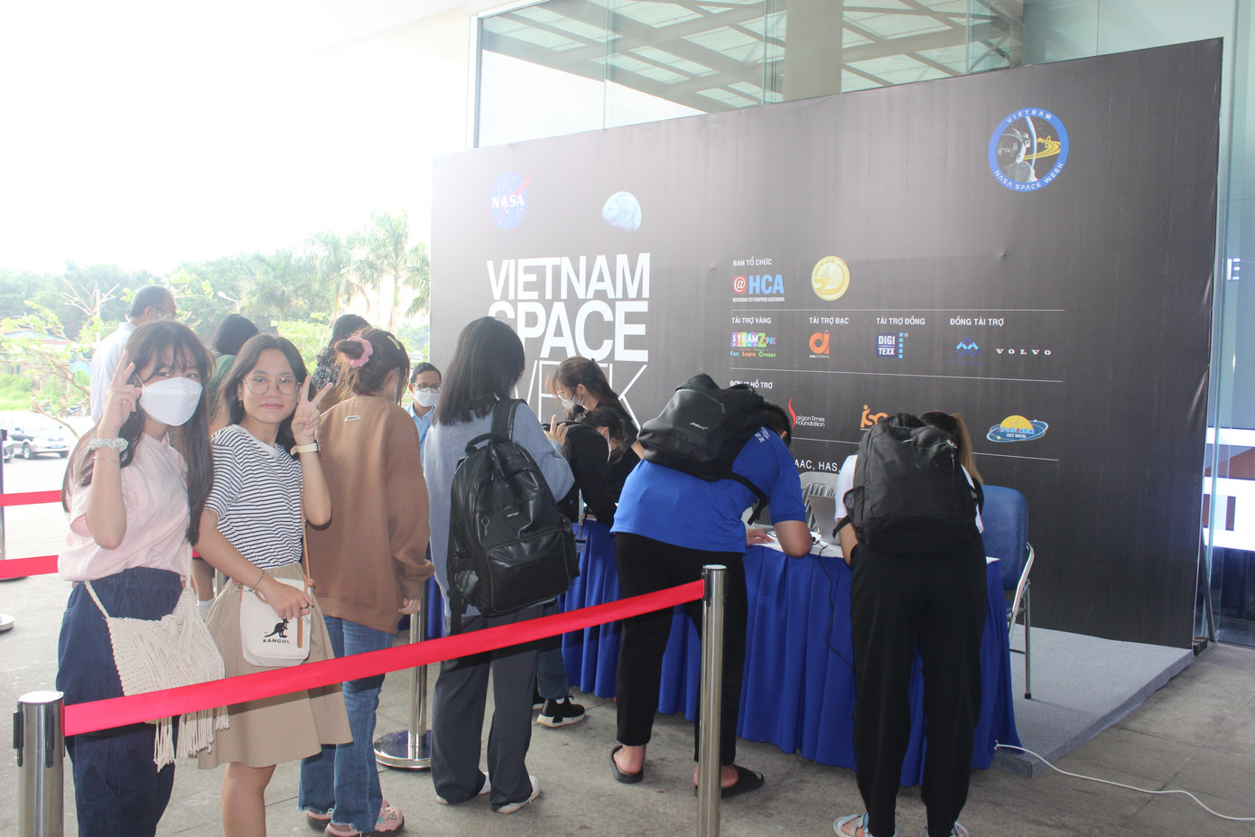 Ngay từ sáng sớm, có rất đông các bạn trẻ tập trung về sảnh chính Nhà Văn hóa Sinh viên TPHCM để làm thủ tục check-in vào hội trường.