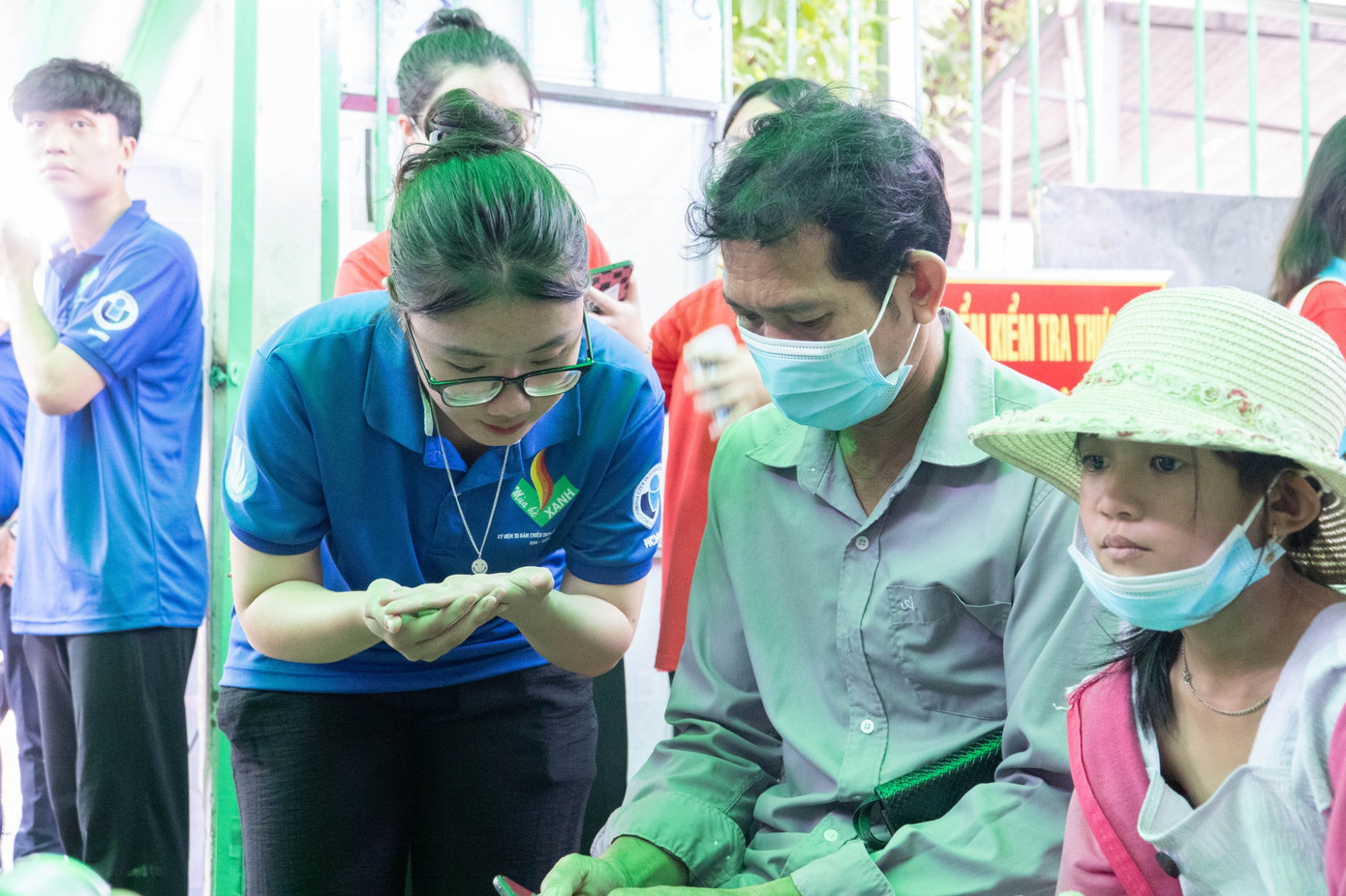 Sinh viên tình nguyện hướng dẫn người dân tại Bình Chánh cài đặt tài khoản định danh điện tử mức độ 2. Sinh viên tình nguyện hướng dẫn người dân tại Bình Chánh cài đặt tài khoản định danh điện tử mức độ 2.