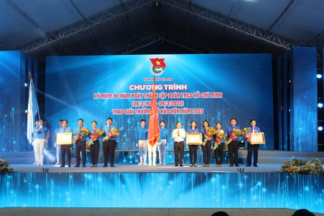 Tối ngày 24/3, Thành Đoàn TP. HCM tổ chức Lễ kỷ niệm 92 năm Ngày thành lập Đoàn TNCS Hồ Chí Minh và vinh danh 9 mô hình, giải pháp đoạt Giải thưởng Hồ Hảo Hớn năm 2023. Giải thưởng Hồ Hảo Hớn ra đời từ năm 2002, là giải thưởng cao quý của Đoàn TNCS Hồ Chí Minh TP. HCM. Giải thưởng mang tên Hồ Hảo Hớn - Anh hùng Lực lượng vũ trang nhân dân, Bí thư Khu Đoàn Sài Gòn - Gia Định (nay là Thành Đoàn TP. HCM). Giải thưởng trao tặng cho các tập thể, cá nhân có mô hình, giải pháp, cách làm làm sáng tạo, hiệu quả trong công tác Đoàn và phong trào thanh thiếu nhi Thành phố. Qua 21 năm triển khai, có 138 tập thể và 44 cá nhân đã được tuyên dương Giải thưởng Hồ Hảo Hớn.