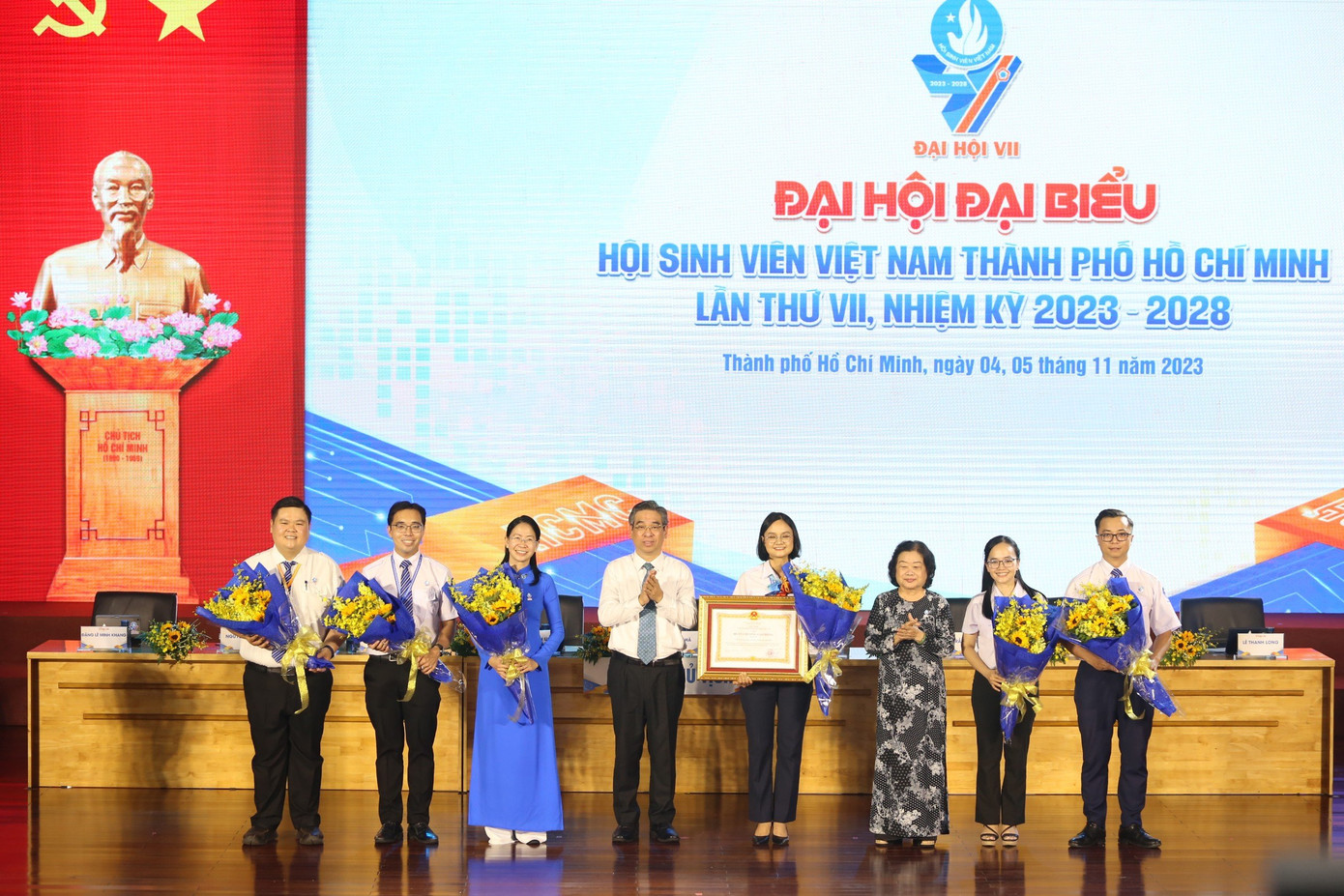 Phó Bí thư Thành ủy TP. HCM Nguyễn Phước Lộc (thứ tư, từ trái sang) và nguyên Phó Chủ tịch nước Trương Mỹ Hoa (thứ ba, phải sang) trao Huân chương Lao động hạng Ba của Chủ tịch nước trao tặng. (Ảnh: Ngô Tùng) Phó Bí thư Thành ủy TP. HCM Nguyễn Phước Lộc (thứ tư, từ trái sang) và nguyên Phó Chủ tịch nước Trương Mỹ Hoa (thứ ba, phải sang) trao Huân chương Lao động hạng Ba của Chủ tịch nước trao tặng. (Ảnh: Ngô Tùng)