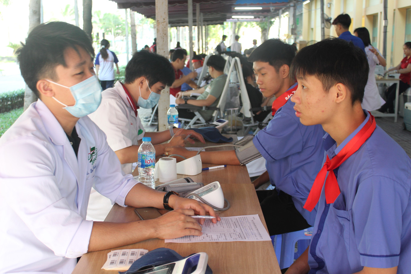 Với vai trò là thành viên Ban Tổ chức, anh Bùi Đức Phước - Phó bí thư Đoàn trường CĐ Lý Tự Trọng cho biết, hàng năm trường đều phát động từ 2-3 chương trình hiến máu và lần nào số lượng sinh viên đăng ký cũng vượt định mức: “Trường với 18.000 sinh viên nên các chương trình hiến máu được sinh viên hưởng ứng rất đông. Các bạn sinh viên trường rất phấn khởi khi biết hoạt động này nằm trong chuỗi chương trình hiến máu Chủ nhật Đỏ do báo Tiền Phong kết hợp với các đơn vị tổ chức. Đây cũng là hoạt động trọng điểm của Đoàn Thanh niên - Hội Sinh viên trường hướng tới chào mừng Tháng Thanh niên năm 2023 và chào mừng Đại hội đại biểu Hội Sinh viên TP. HCM tới đây”- anh Phước nói.