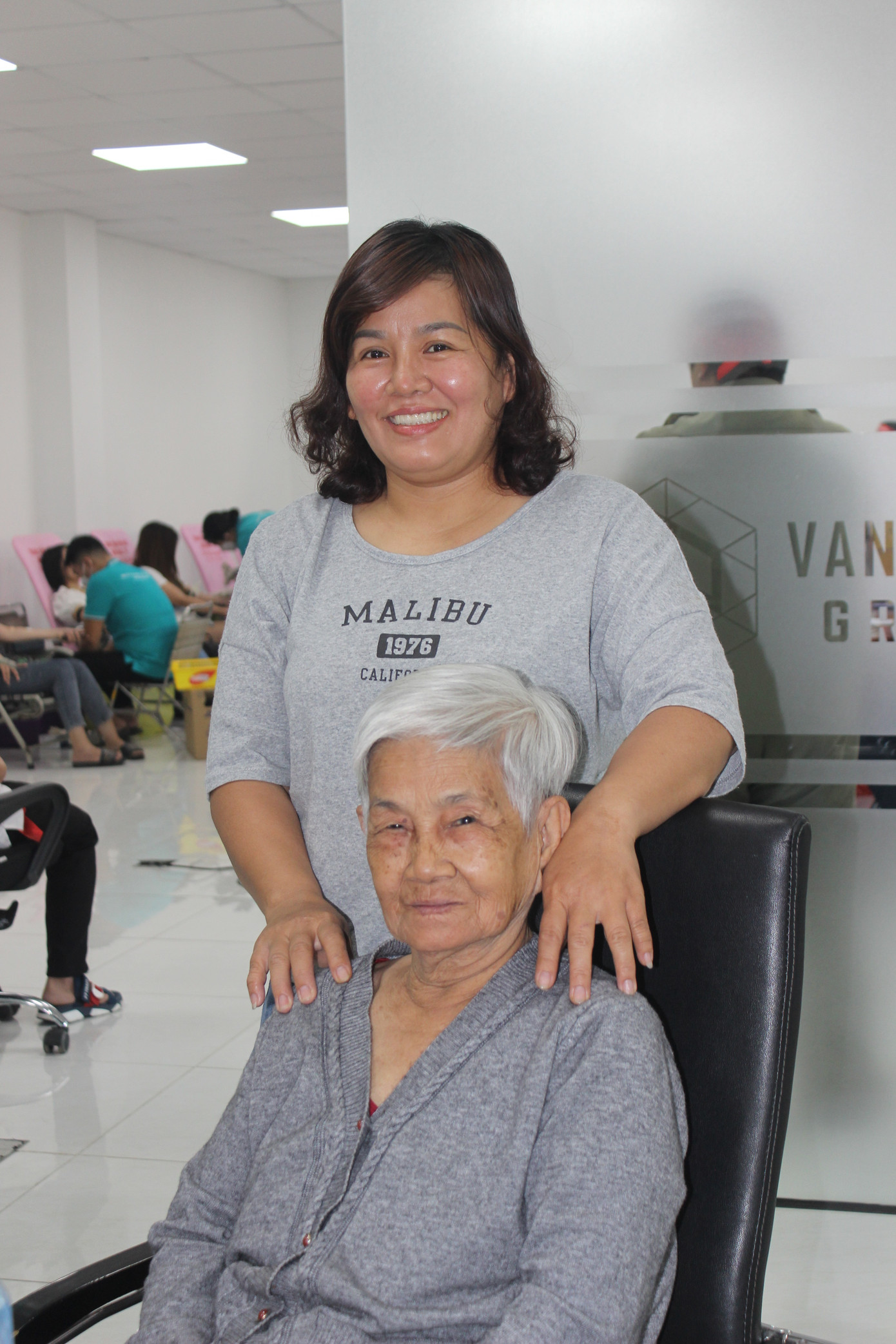 Tham gia hiến máu tại ngày hội, chị Lê Thị Ngọc Tiên (ngụ tại phường Hiệp Bình Phước) chia sẻ đây là lần thứ ba chị tham gia hiến máu và nhiều lần hỗ trợ các chương trình thiện nguyện nên khi nghe thông tin có hoạt động ngày hội Chủ nhật Đỏ là đăng ký liền. “Tôi còn có mẹ già nên mỗi khi có chương trình nhân đạo, thiện nguyện tôi thường dẫn mẹ già đi theo, như vậy vừa hỗ trợ chương trình và cũng yên tâm hơn”- chị Tiên tâm sự.