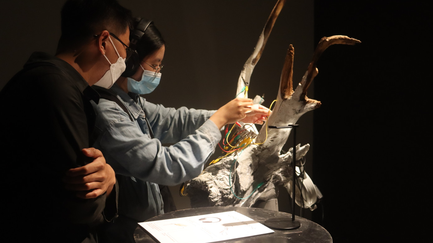 Các bạn trẻ trải nghiệm tác phẩm Khoảng trống của Chin.