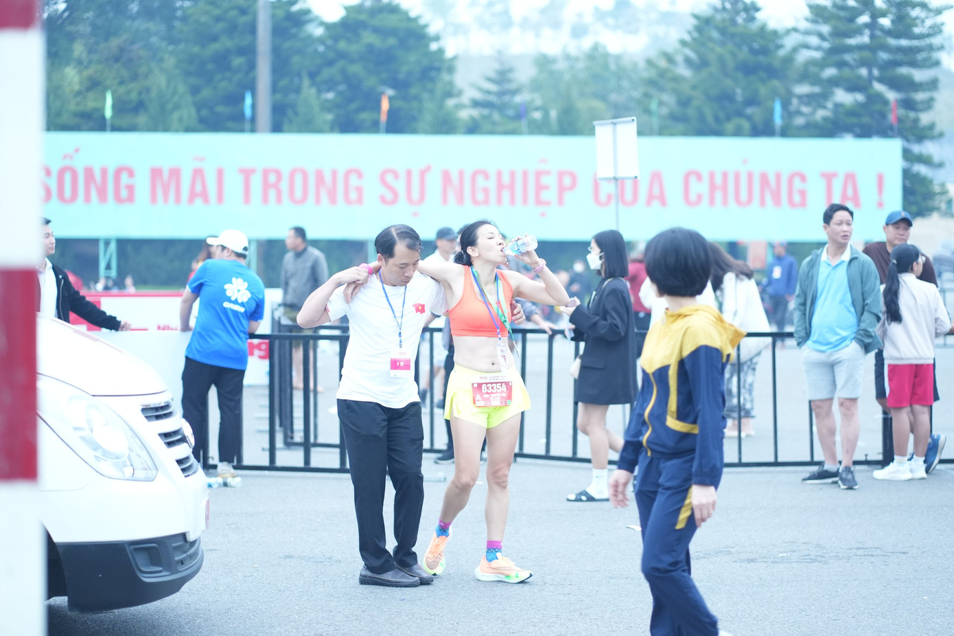 Nhân viên y tế Bệnh viện Quân y 175 chăm sóc sức khỏe và tiếp nước cho một vận động viên. Nhân viên y tế Bệnh viện Quân y 175 chăm sóc sức khỏe và tiếp nước cho một vận động viên.