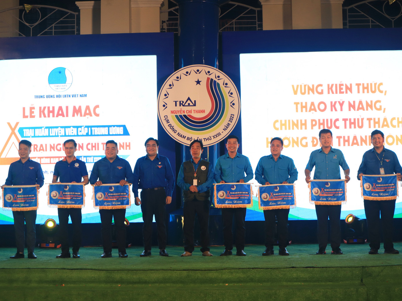 Đại diện lãnh đạo Hội LHTN Việt Nam các tỉnh thành nhận cờ lưu niệm. Đại diện lãnh đạo Hội LHTN Việt Nam các tỉnh thành nhận cờ lưu niệm.