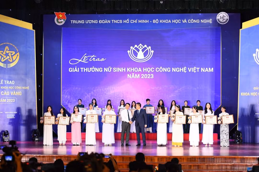 20 nữ sinh nhận giải thưởng "Nữ sinh Khoa học Công nghệ năm 2023". 20 nữ sinh nhận giải thưởng "Nữ sinh Khoa học Công nghệ năm 2023".
