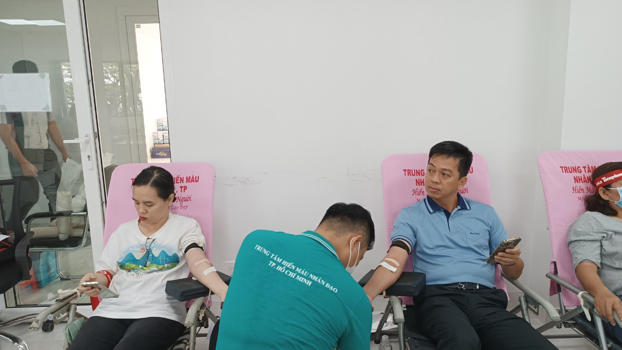 Vợ chồng anh Lợi, chị Trúc (cư dân Khu đô thị Vạn Phúc) là 2 người đến hiến máu sớm nhất tại ngày hội. Chị Trúc phấn khởi chia sẻ: “Khi nghe BQL KĐT thông báo, vợ chồng mình đã đăng ký online. Hôm nay là thứ Sáu nên tranh thủ đến hiến máu sớm rồi về đi làm”. Chị Trúc cho biết đây cũng là lần thứ 9 hiến máu của anh chị.