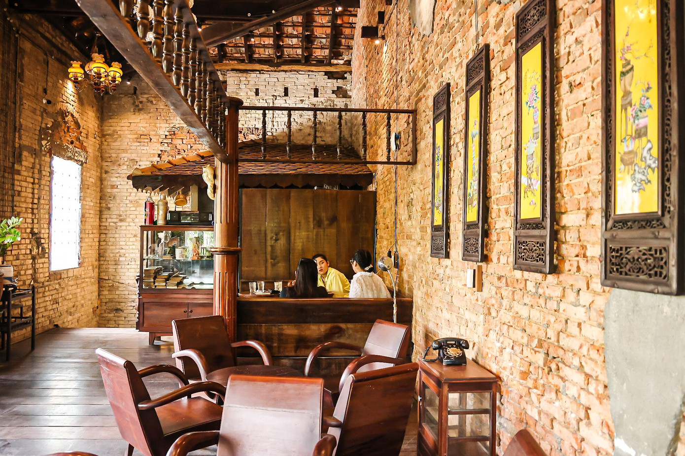 Không gian cổ kính, ấm cũng thích hợp cho những buổi trò chuyện, tâm sự. Không gian cổ kính, ấm cũng thích hợp cho những buổi trò chuyện, tâm sự.