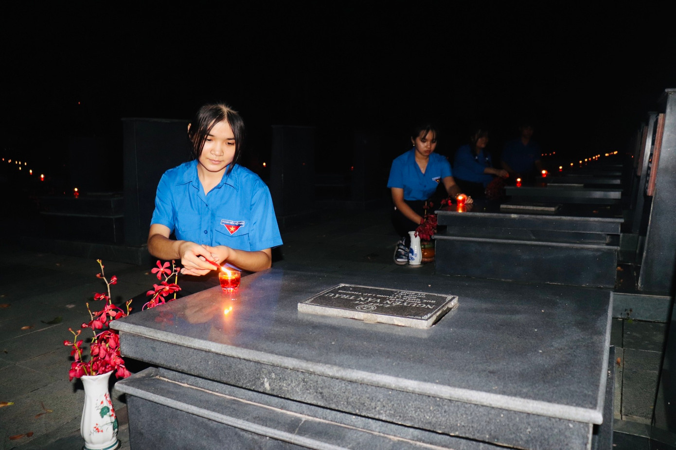 Các bạn đoàn viên, sinh viên thắp nến tri ân tại Nghĩa trang liệt sĩ TP. HCM. (Ảnh: TLTĐ)